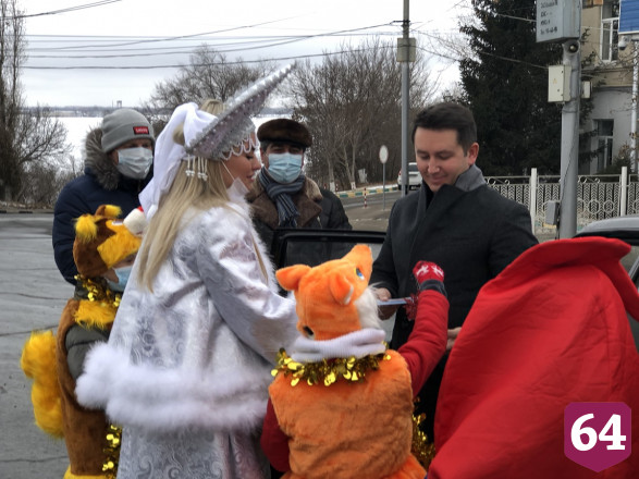 Саратовские полицейские переоделись в костюмы Деда Мороза и Снегурочки 