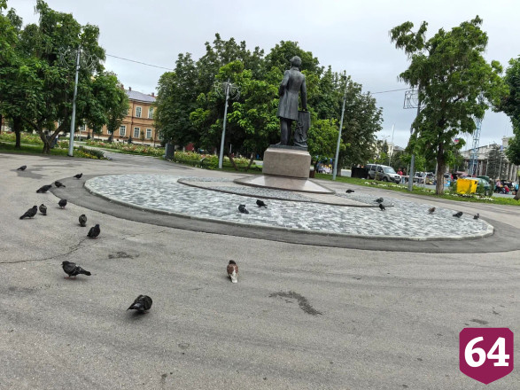 Саратовцы просят отмыть от помета памятник Алексею Боголюбову