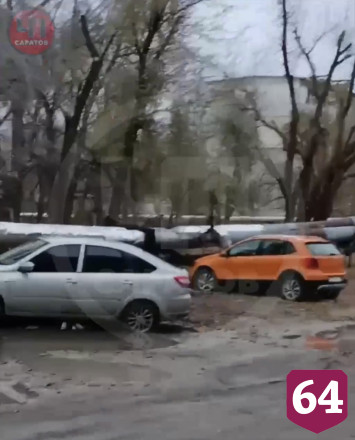 В Саратове трубой теплотрассы придавило 9 автомобилей