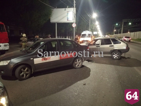 В Саратове водитель легковушки сломал ногу в ДТП с такси
