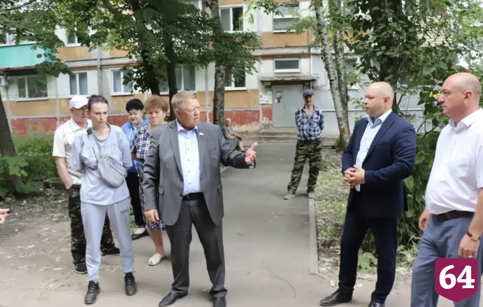 Депутат Госдумы договорился о ремонте дороги до школы под Саратовом