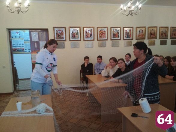 Под Саратовом плетут маскировочные сети для мобилизованных