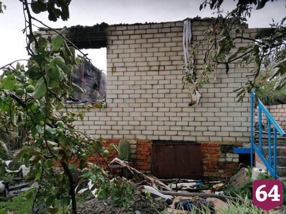 Под Саратовом огонь уничтожил дачу и баню