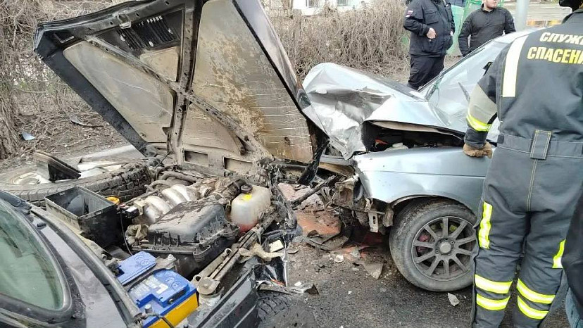 Двое мужчин покалечились в массовом ДТП в Саратове