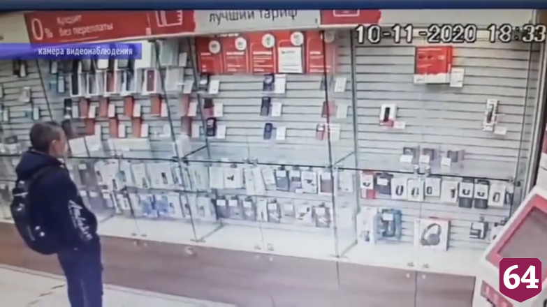 Кража телефона из салона связи попала на камеры