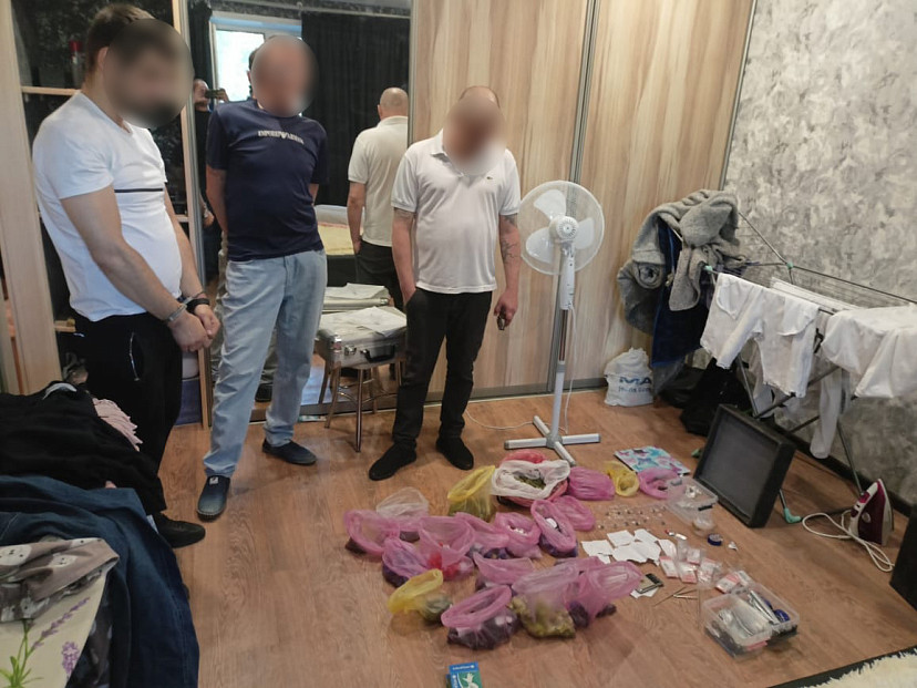 В квартире саратовца нашли килограмм марихуаны и гашиша