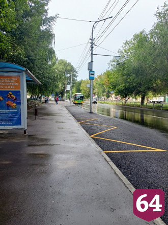 В Саратове водители автобусов игнорируют остановку со столбом