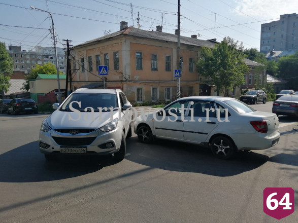 Легковушки не поделили перекресток в центре Саратова 