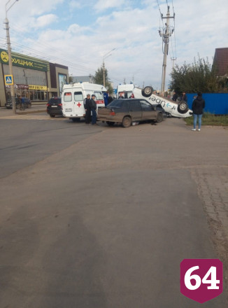 Под Саратовом такси перевернулось на крышу после ДТП