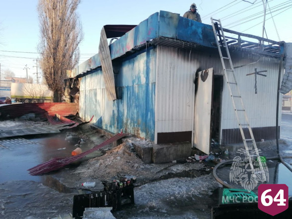 На остановке выгорел торговый ларек