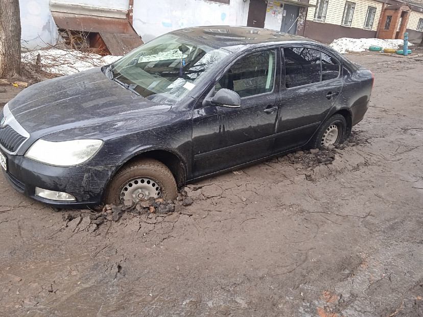 В Саратове на размытой водой дороге провалился автомобиль