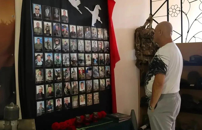Семьям погибших в спецоперации бойцов вручили памятные знаки 