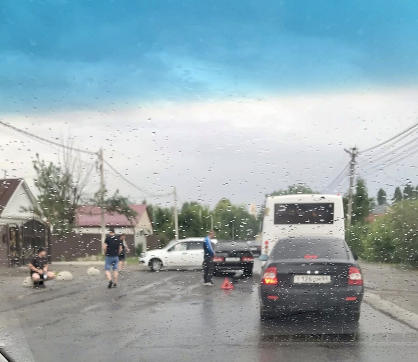 Авария с легковушками парализовала движение на Молочке