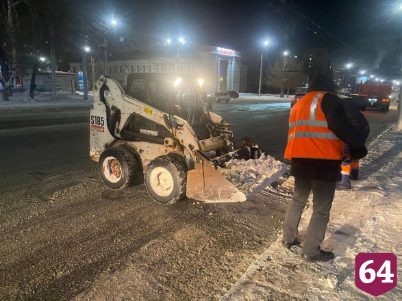 Снег в Саратове ночью убирали 225 единиц техники