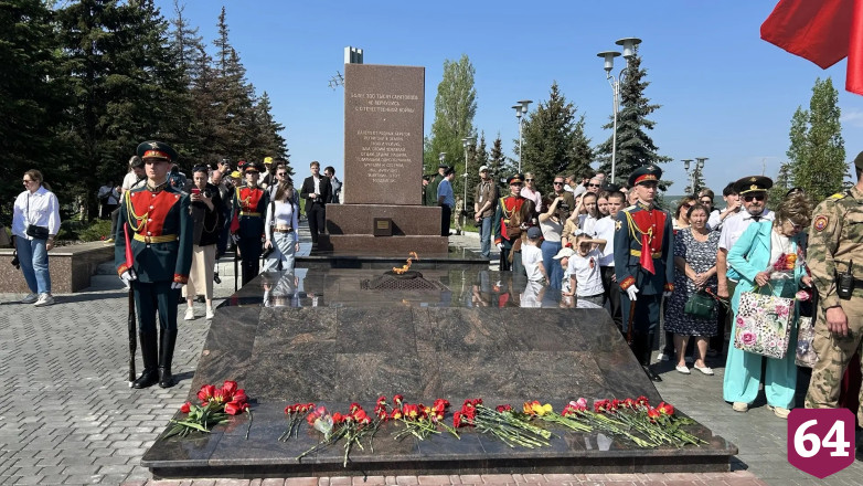 Тысячи саратовцев пришли в День Победы к мемориалу «Журавли» 