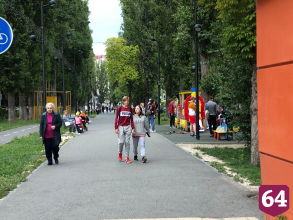Жители Саратова проводят вечер на прогулках без масок