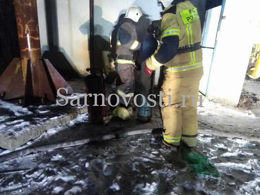 Из горящей котельной под Саратовом вынесли баллоны с газом