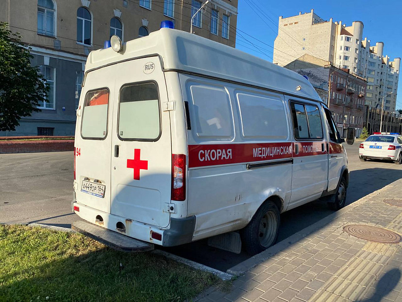 В Саратове женщина напала на фельдшера скорой помощи