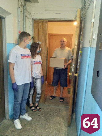 Накануне Дня России волонтеры поздравили жителей Саратова