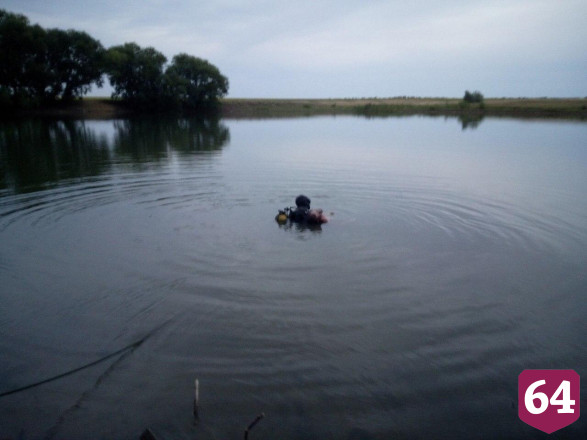 Саратовские водолазы вытащили из пруда утопленника 