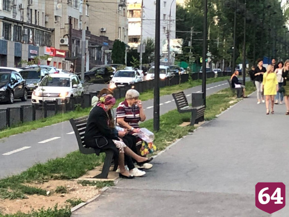 Жители Саратова снова вышли на прогулку без масок