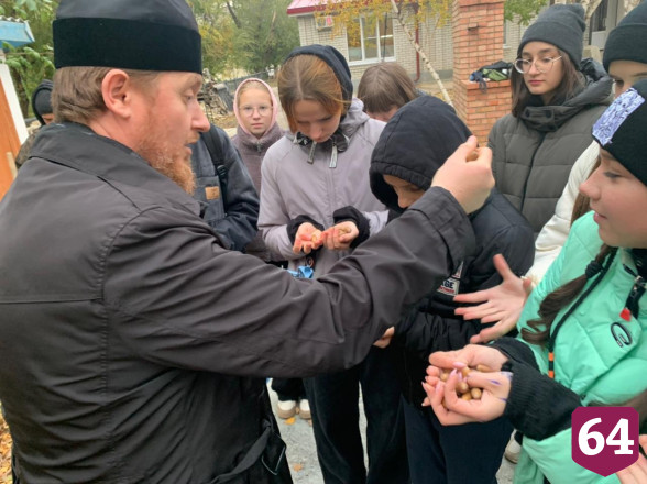 Под Саратовом дети помогали священнику сажать желуди