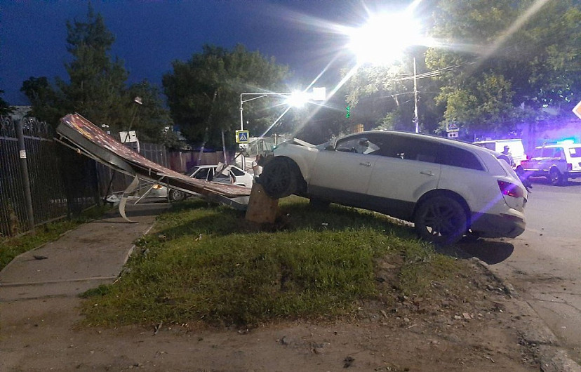 На Технической водитель кроссовера повалил рекламный щит 