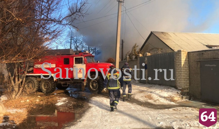 В Саратове пожарные тушат горящие дом и сарай