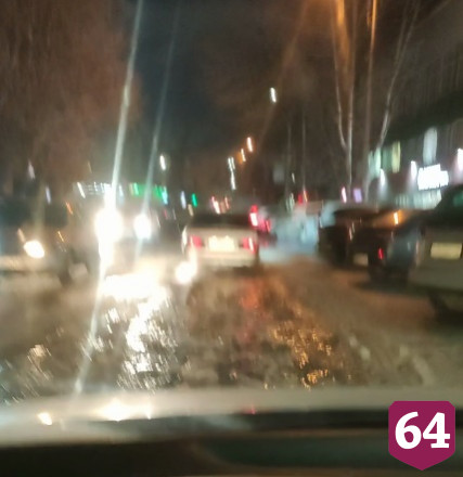 В центре Саратова разлилась коммунальная река