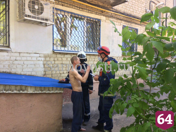 Пьяный житель Саратова на самоизоляции повис на карнизе 3-го этажа