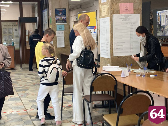 Жители Саратова приходят на выборы семьями