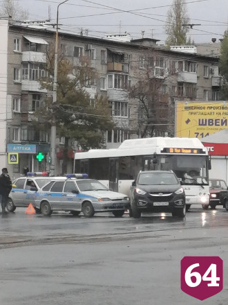 В Саратове полицейский автомобиль врезался в иномарку