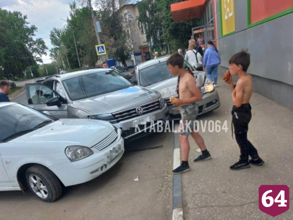 Под Саратовом пожилой водитель протаранил две машины на парковке