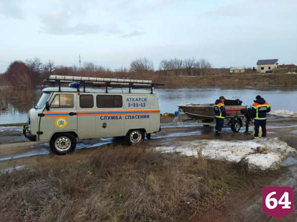 В Саратовской области паводковые воды подтопили мост