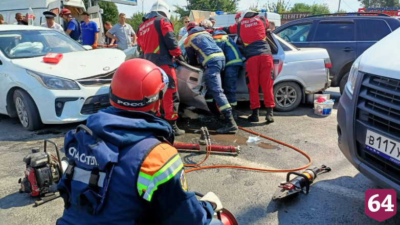 В Саратове семь человек пострадали в массовом ДТП 