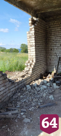 В заброшенном доме под Саратовом на 11-летнего мальчика упали кирпичи