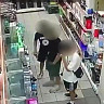 В Саратове приятели под камерами обворовали магазин техники