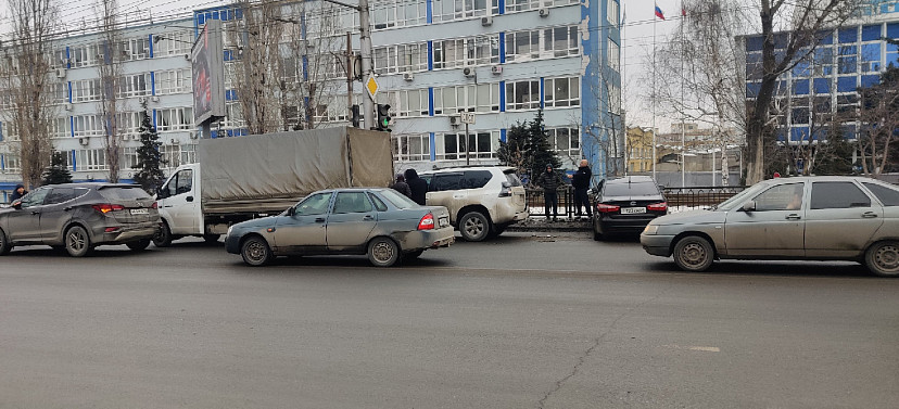 Иномарка улетела в забор после аварии у СЭПО