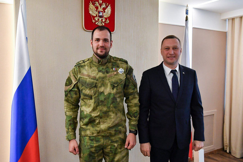 Саратовский разведчик пришел в отпуск и получил от губернатора награду