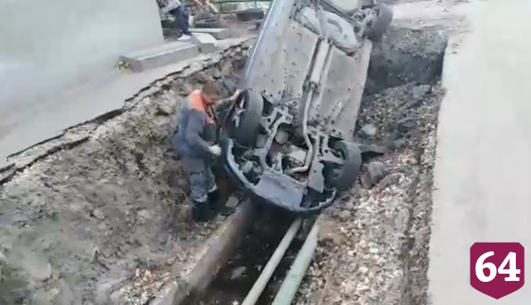 В Саратове иномарка опрокинулась на крышу в коммунальную траншею