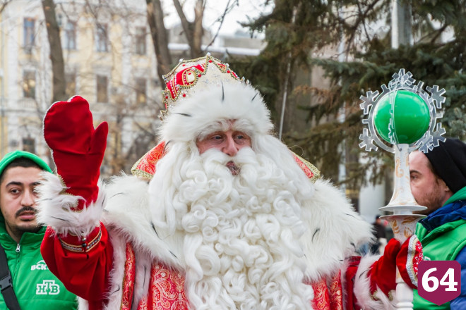 Горожане делятся в сети фотографиями предновогоднего Саратова