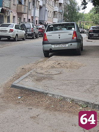 Автохамы облюбовали тротуар в центре Саратова 