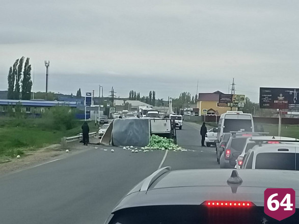 Под Саратовом в ДТП с легковушкой опрокинулась «Газель»