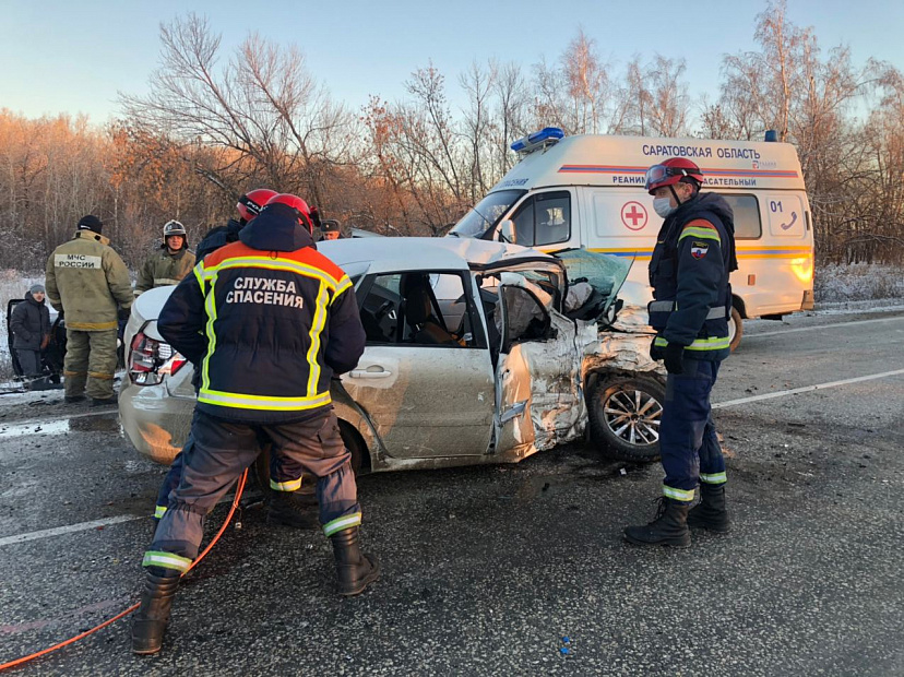В массовом ДТП под Саратовом погиб пассажир легковушки