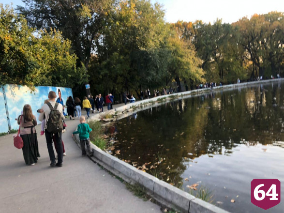 Жители Саратова толпятся в горпарке без масок
