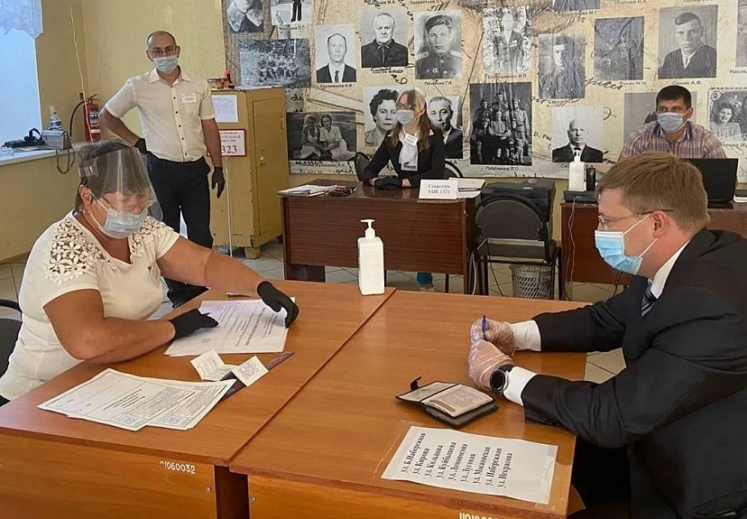 Главы районов Саратовской области оценили работу участков для голосования 