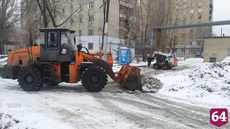 Саратов от снега чистят 276 спецмашин