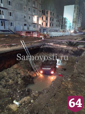 В Саратове пьяный водитель опрокинул иномарку в яму с водой