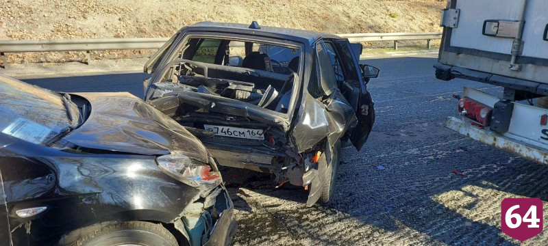 Два человека пострадали в массовой аварии с грузовиками в Саратовской области