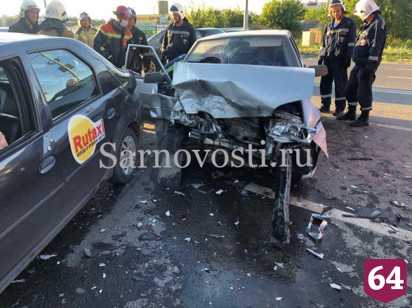 В Саратове водитель «Лады» сломал ногу в ДТП с такси